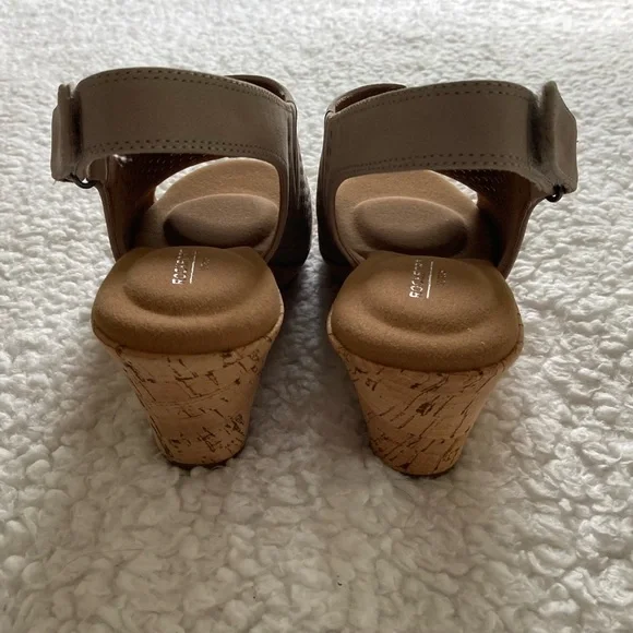 NWT Rockport Women's Briah perforated sling back wedge taupe sandal, size 8M - Picture 2 of 12